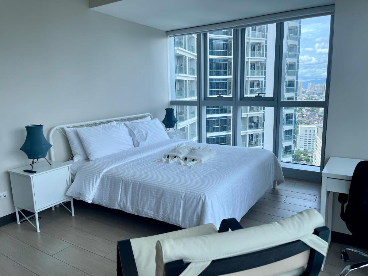 Bright 2-Bedroom Condo With Pool In Bgc Uptown Manille Extérieur photo