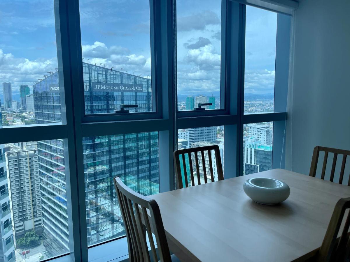 Bright 2-Bedroom Condo With Pool In Bgc Uptown Manille Extérieur photo