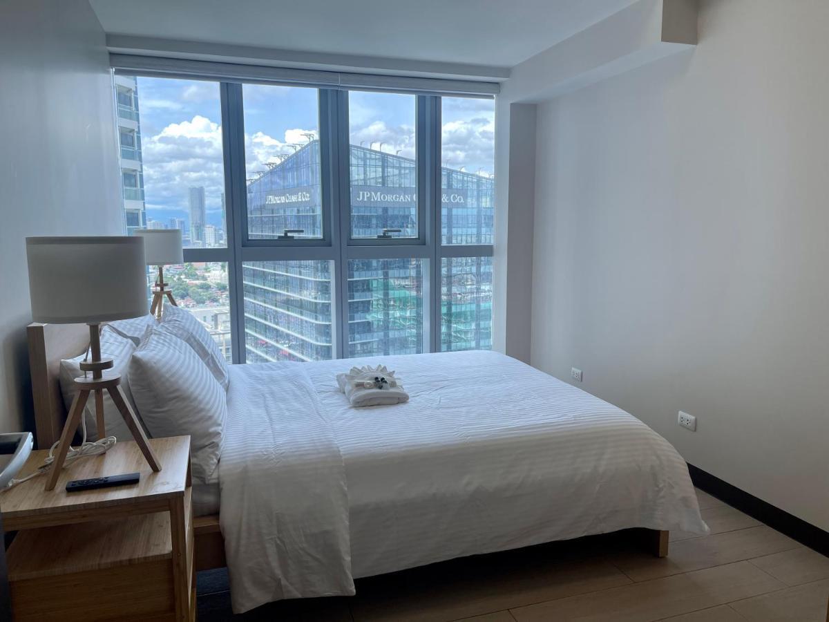 Bright 2-Bedroom Condo With Pool In Bgc Uptown Manille Extérieur photo