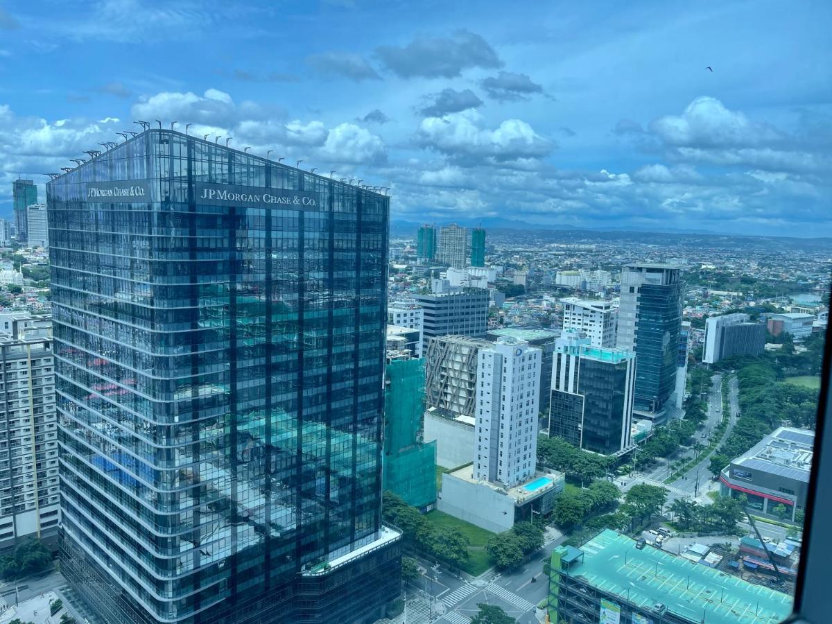 Bright 2-Bedroom Condo With Pool In Bgc Uptown Manille Extérieur photo