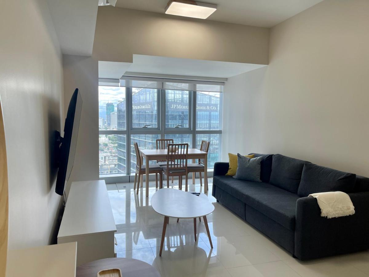 Bright 2-Bedroom Condo With Pool In Bgc Uptown Manille Extérieur photo