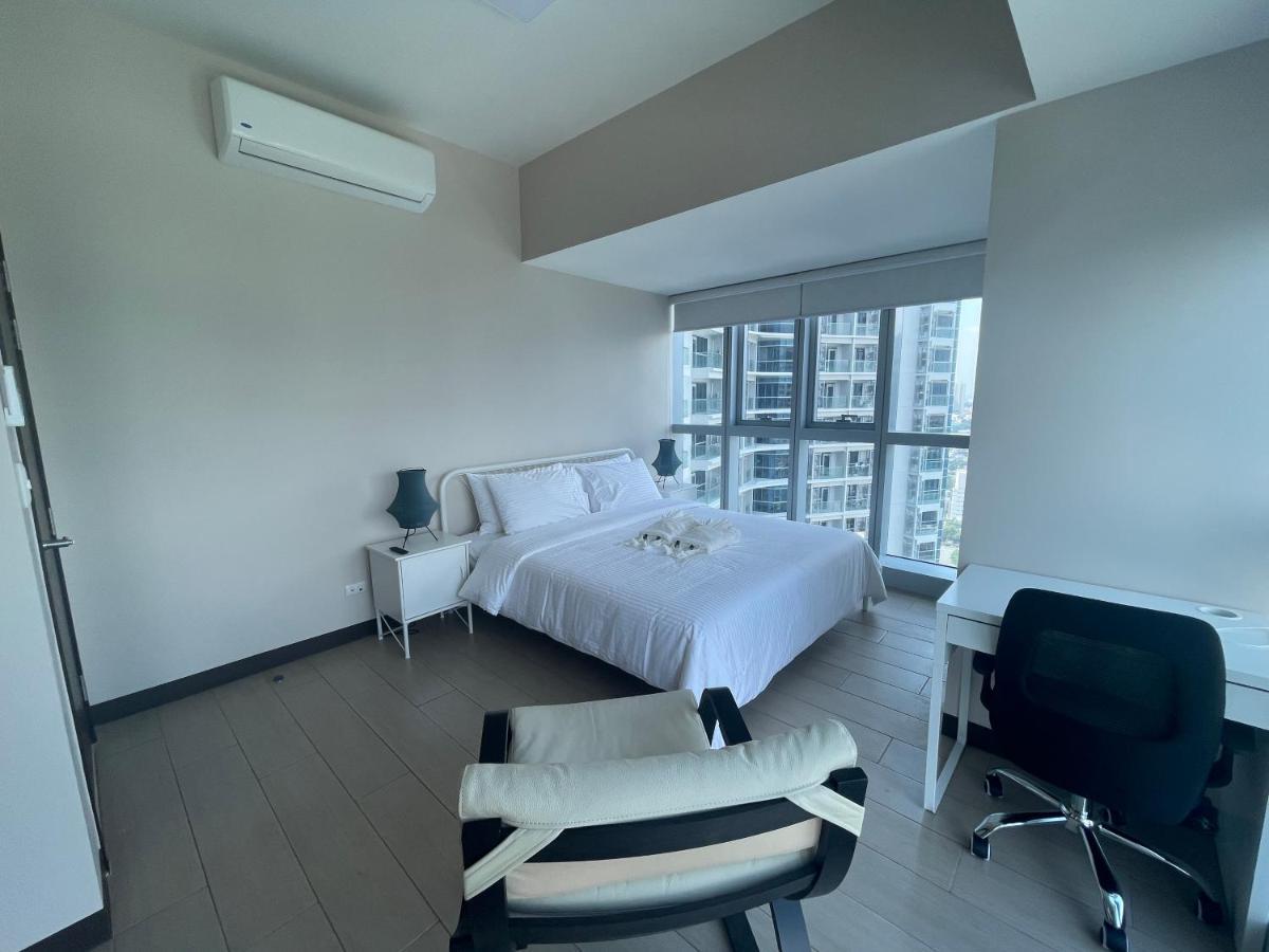 Bright 2-Bedroom Condo With Pool In Bgc Uptown Manille Extérieur photo