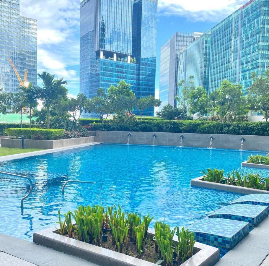 Bright 2-Bedroom Condo With Pool In Bgc Uptown Manille Extérieur photo